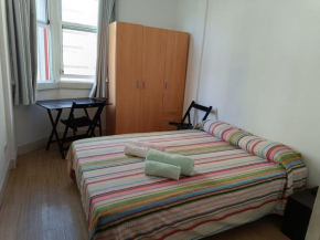 Piso muy antiguo, alquilado a estudiantes en el curso